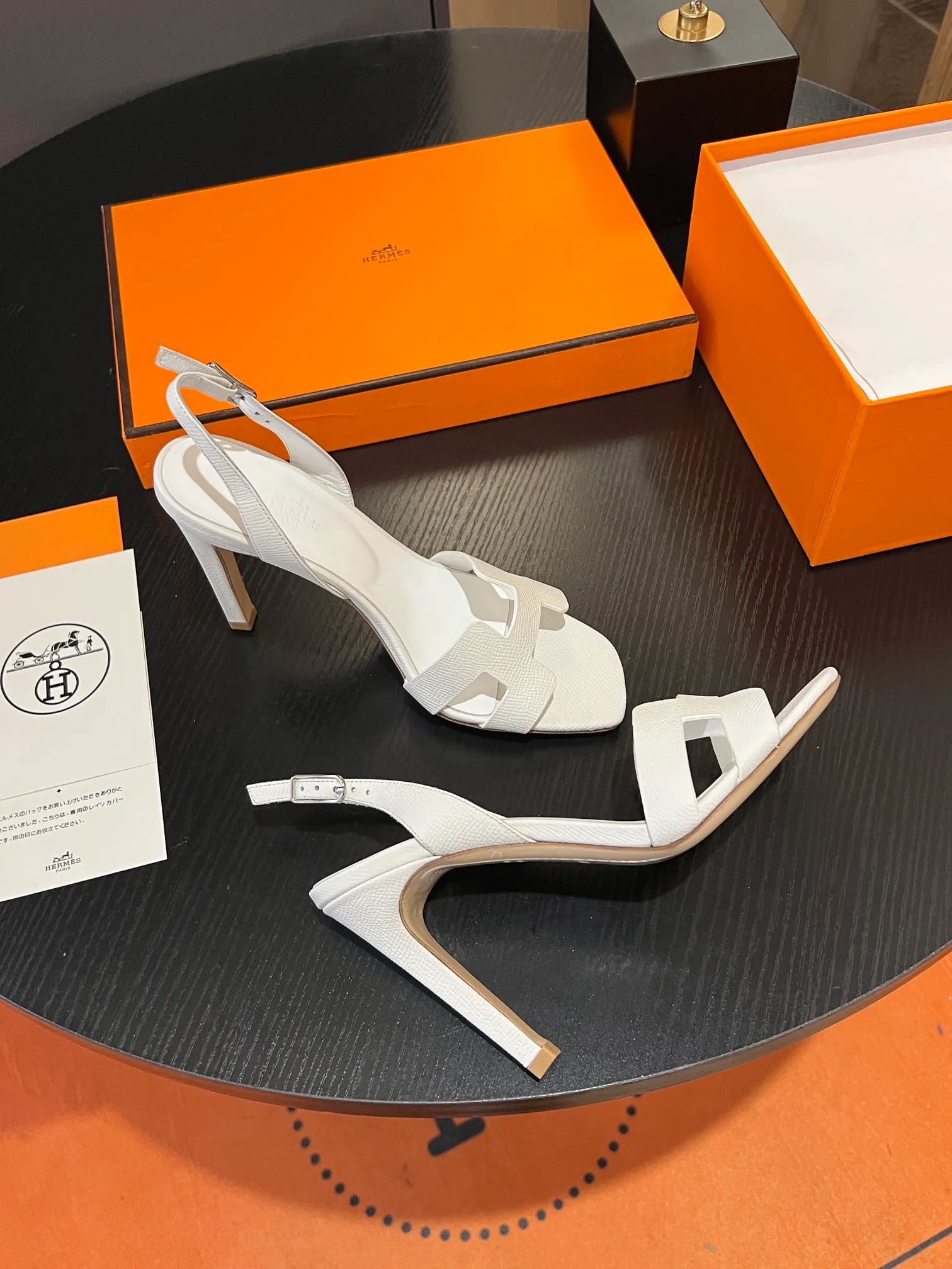 👟👟Ex-factory price 600👟👟Hermès 2023 high-heeled temperament sandals original customization! Counter synchronization! Hermès high heels have always been simple, fashionable and elegant! ! ! It can hold any style of wear, the height of 10.5cm is easy to control, and the feet feel comfortable and pressure-free! The classic and elegant style brings a sense of luxury to your feet! Highly recommended Material: Upper imported calfskin + mixed sheepskin lining Outsole: Italian genuine leather sole Size: 34-42 (34.41.42 customization is non-returnable and non-exchangeable)